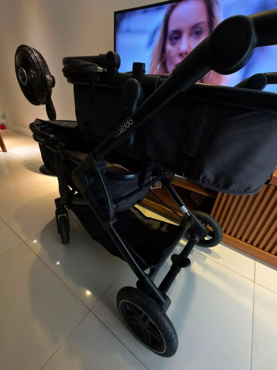 Carrinho de bebe pra gêmeos e bebê conforto  - Foto 4