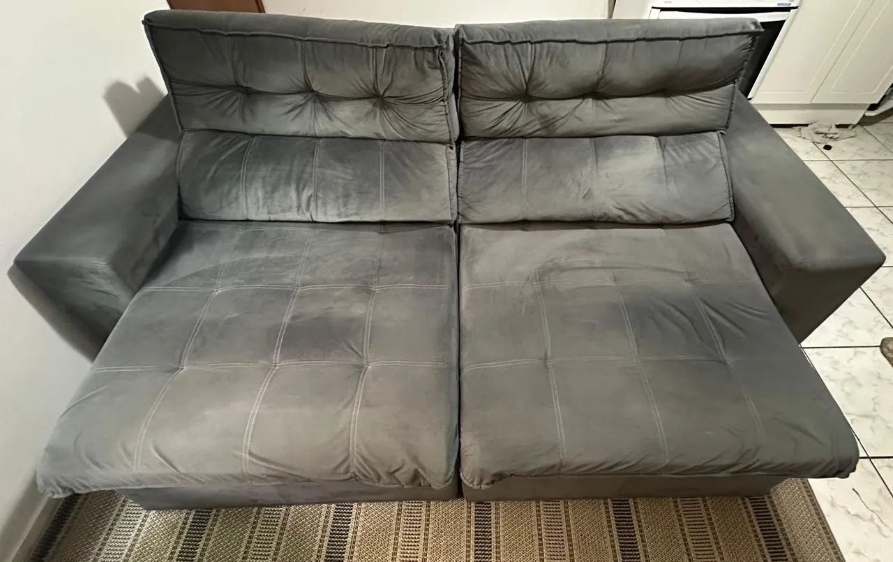 Lindo sofá retrátil de de 229 em suede cor chumbo em excelente estado