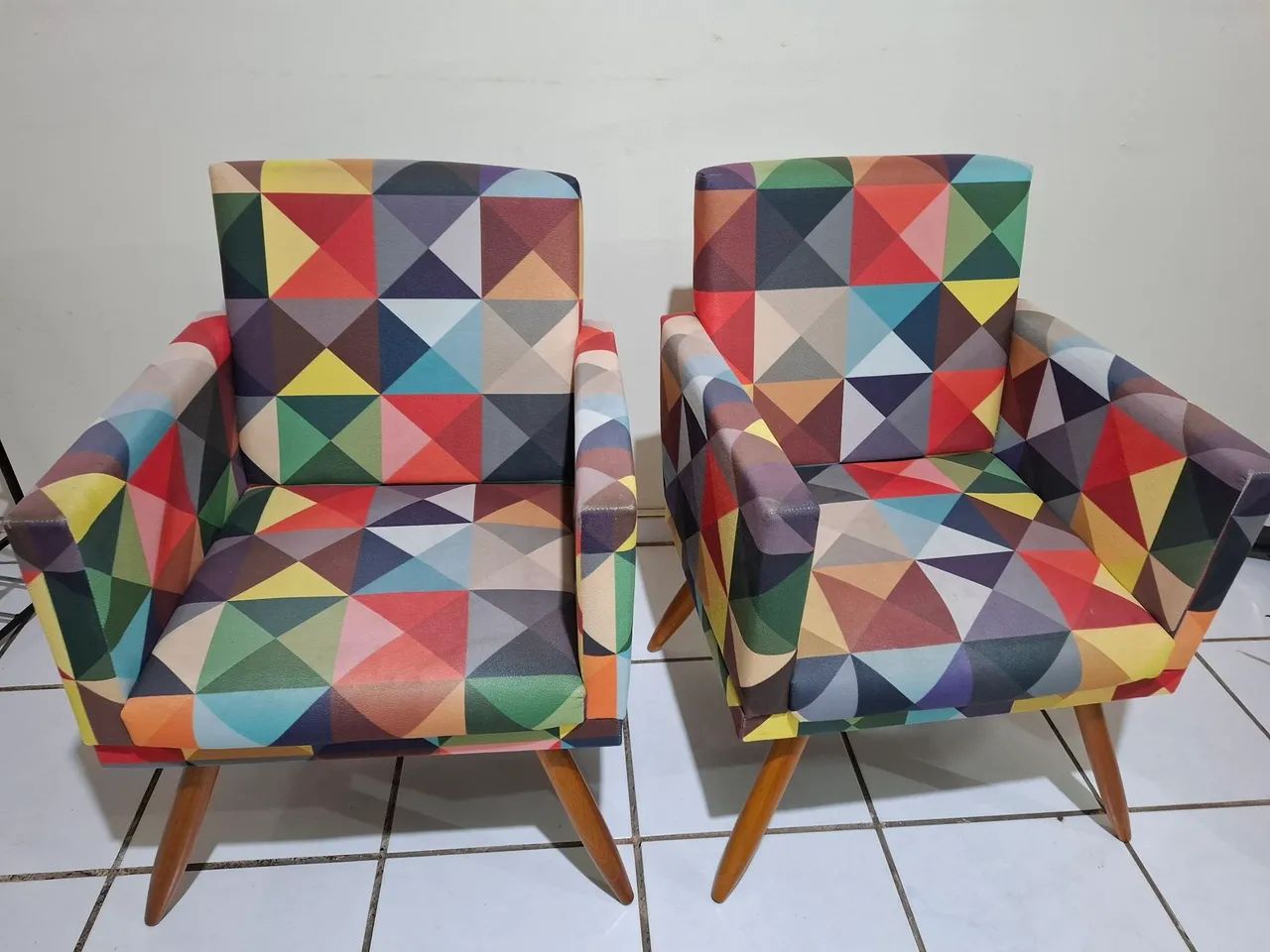 Kit Sofá 2 lugares+ 2 poltronas pés palitos USADOS - Foto 2
