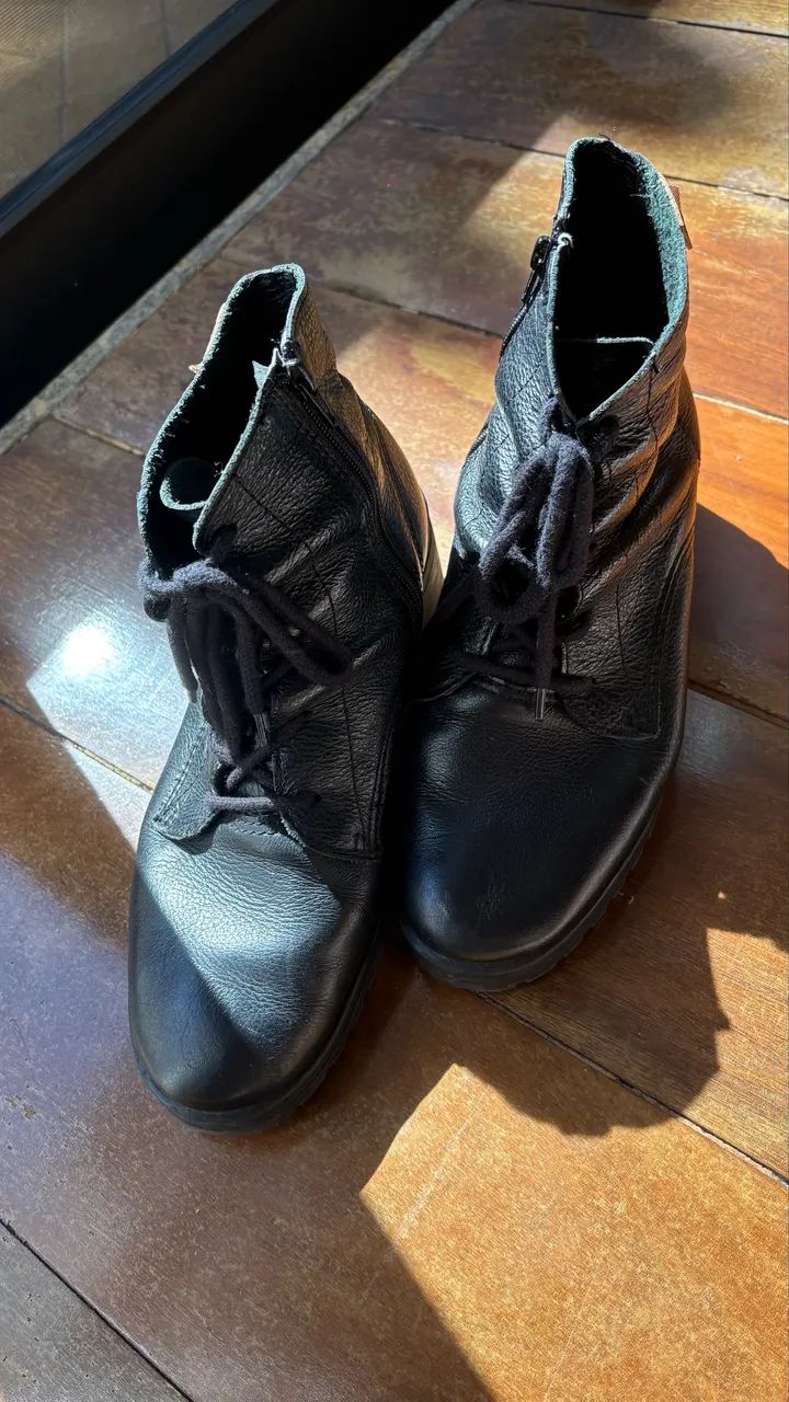 Bota preta em couro