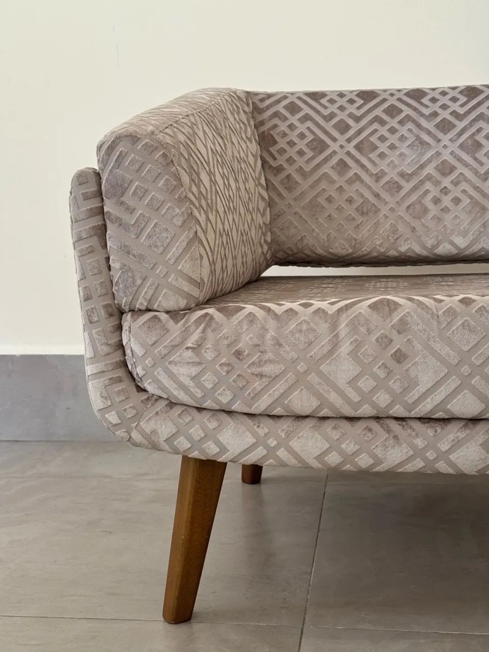 Poltrona Decorativa Bege com Pés de Madeira - Foto 2