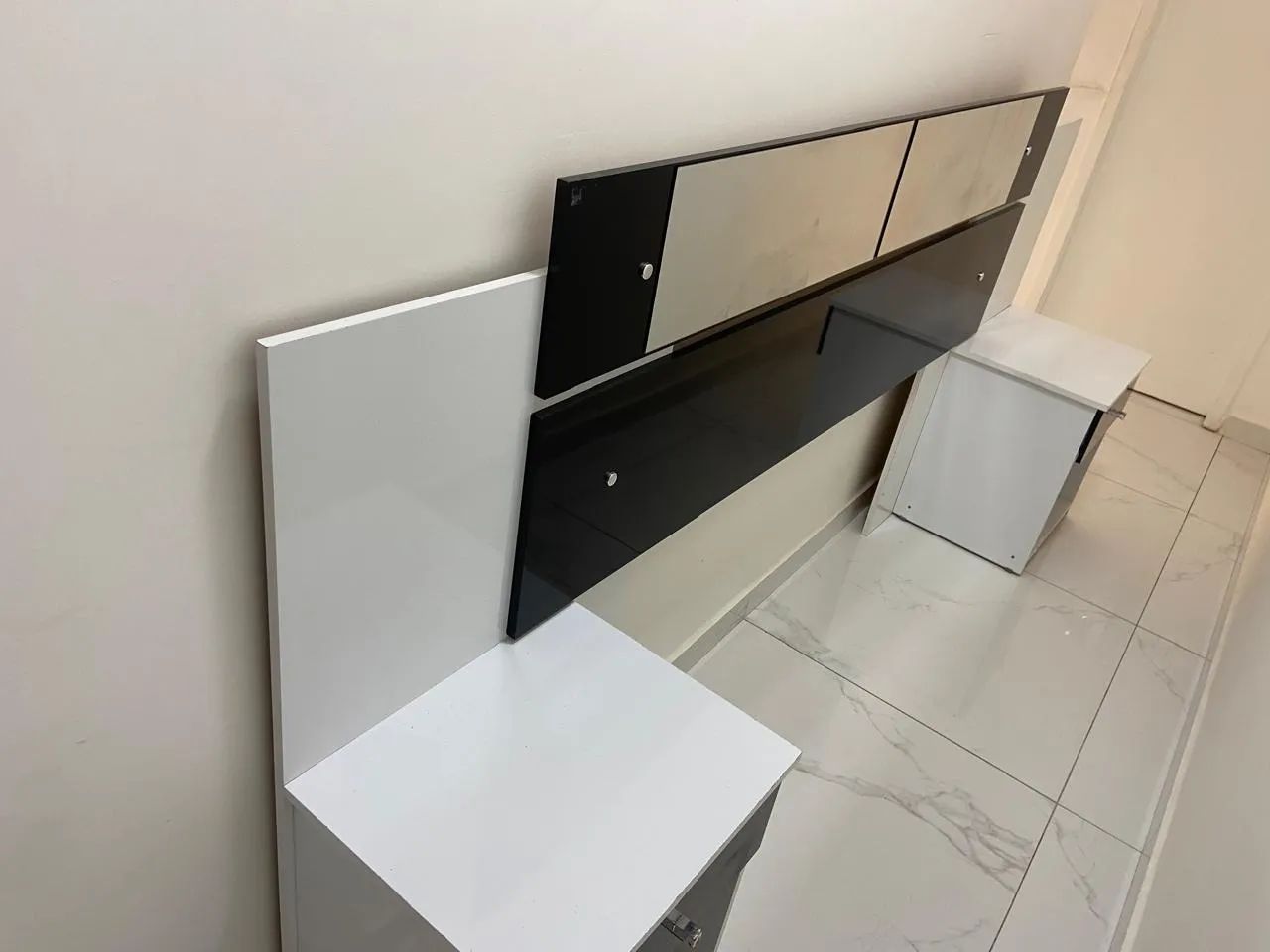 Cabeceira de cama casal em MDF com espelho e criados mudo - Foto 3