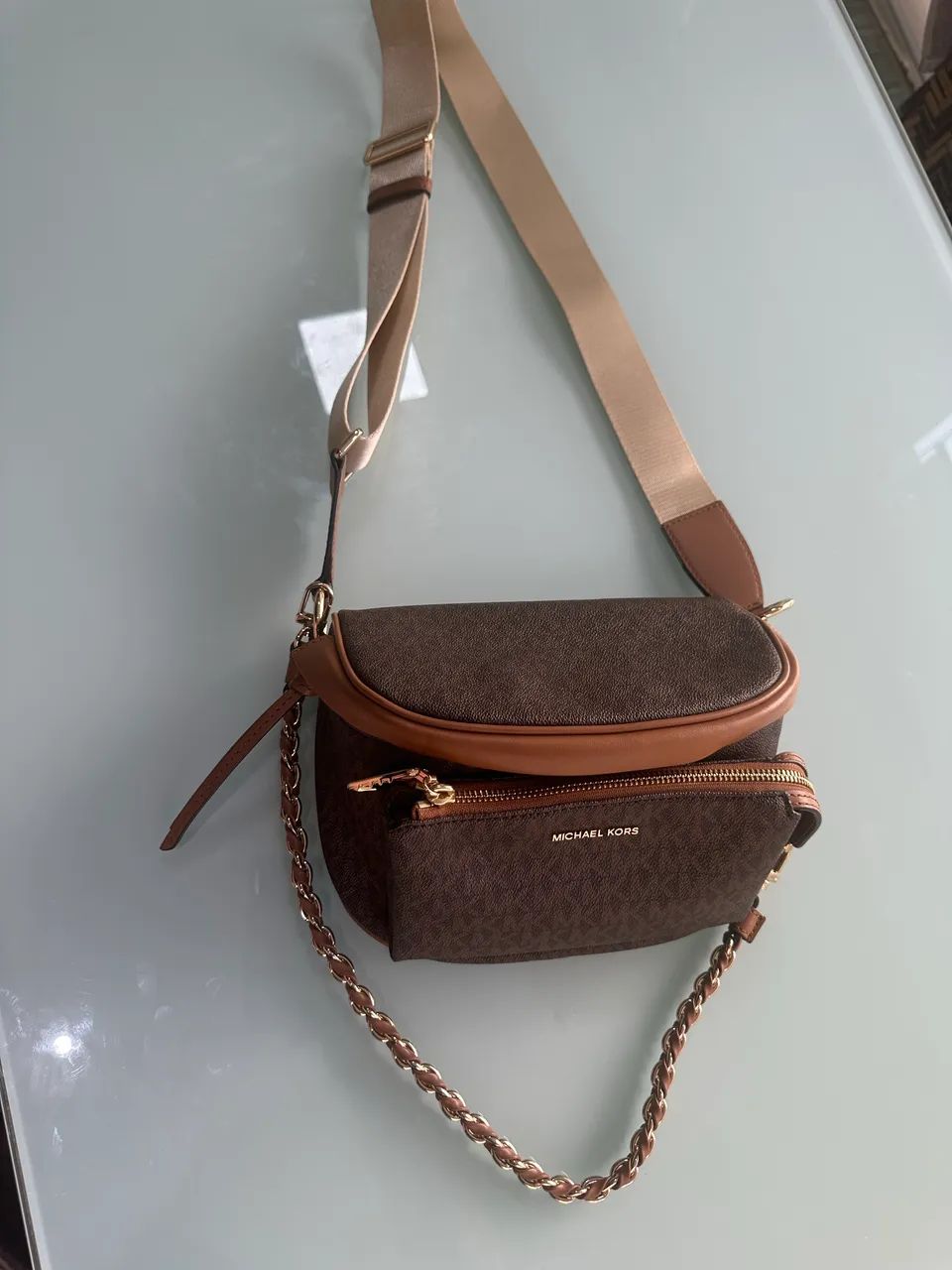 Esta é uma bolsa Michael Kors Slater Medium Sling Pack em marrom  ( ORIGINAL )