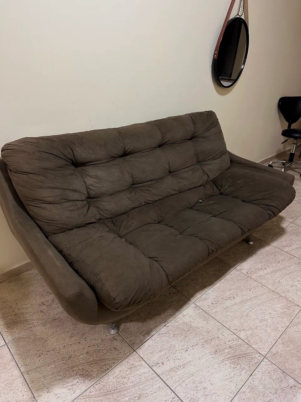 Sofá marrom 3 lugares 64962181697539120