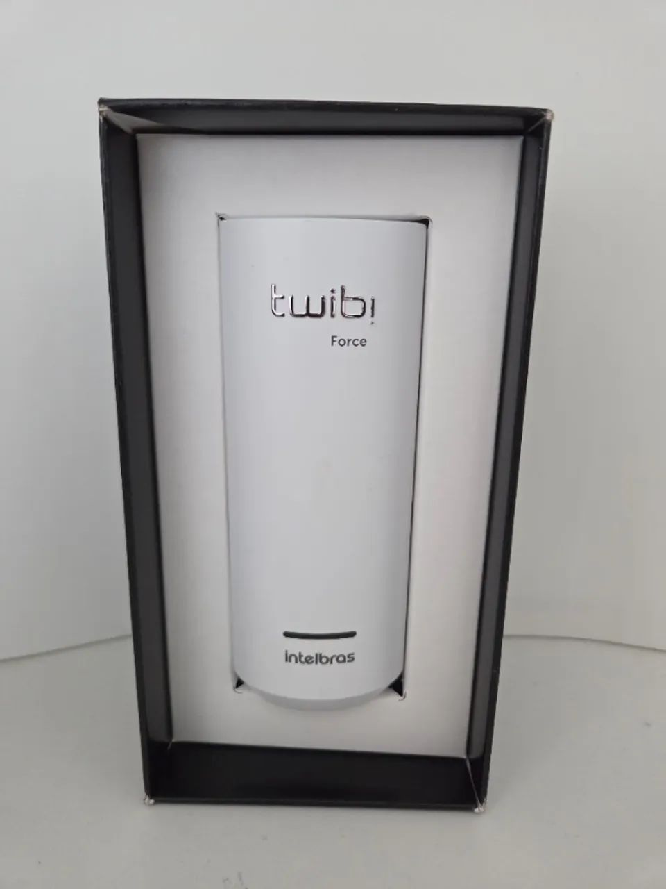 Este é um repetidor/extensor Wi-Fi Mesh Intelbras Twibi Force Plug na cor branca