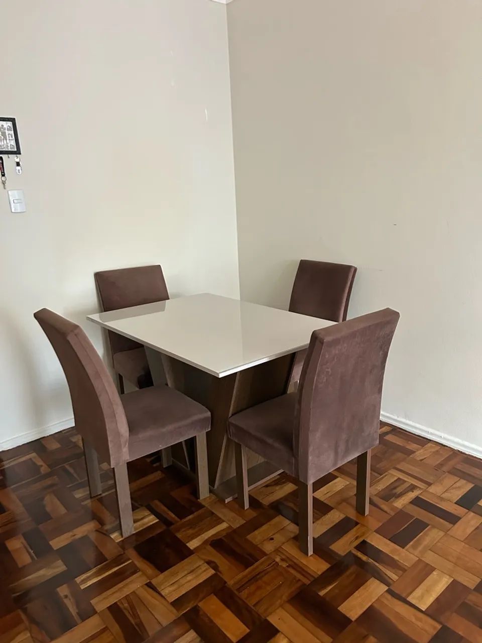 Mesa 4 cadeiras com tampo de vidro 