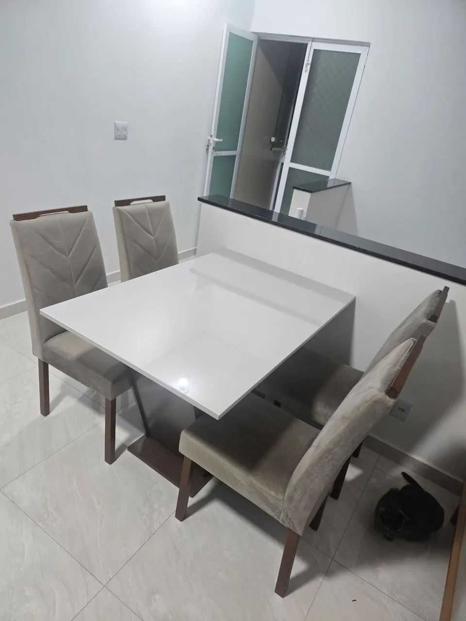 Mesa de jantar com 4 cadeiras