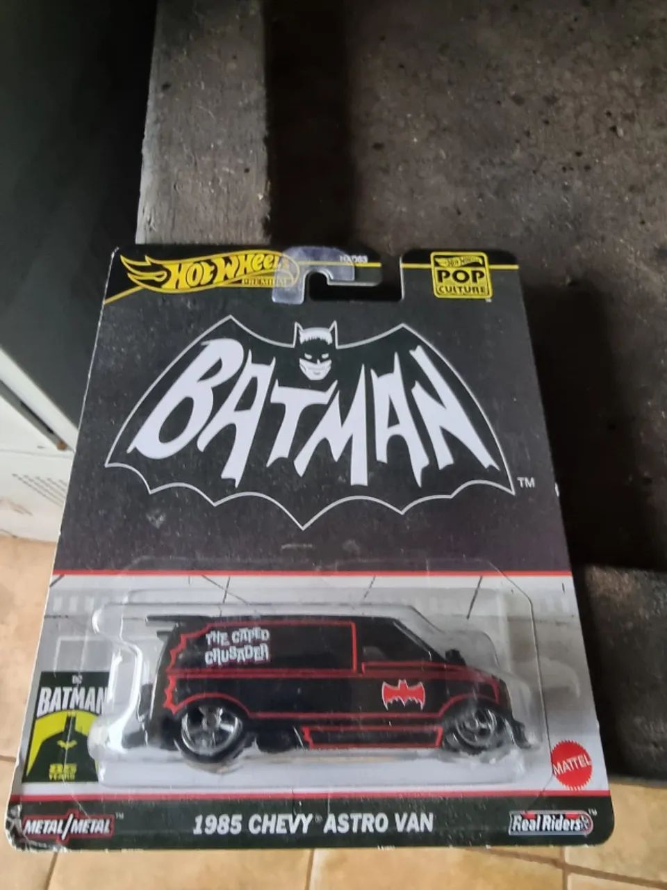 Hot Wheels Premium Pop Culture 1985 Chevy Astro Van com temática do Batman - Foto 2
