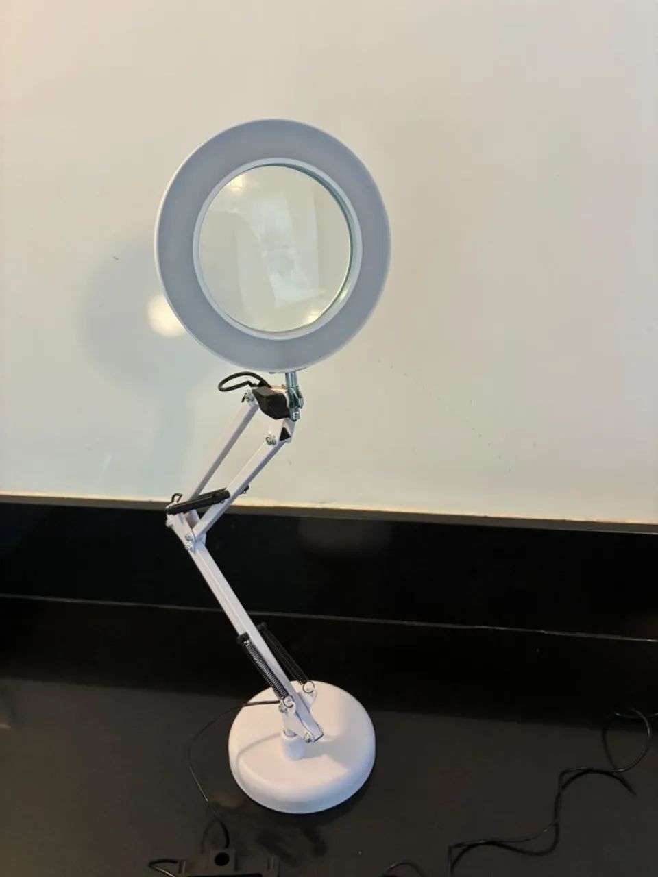  Luminária De Mesa Articulada Com Lupa 8x E Ring Light LED de uso médico