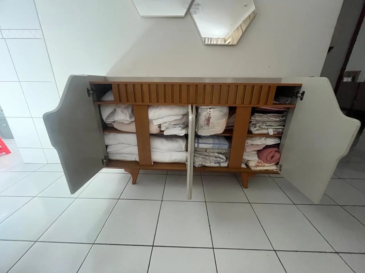 Buffet/Aparador retrô em madeira e branco - Foto 4