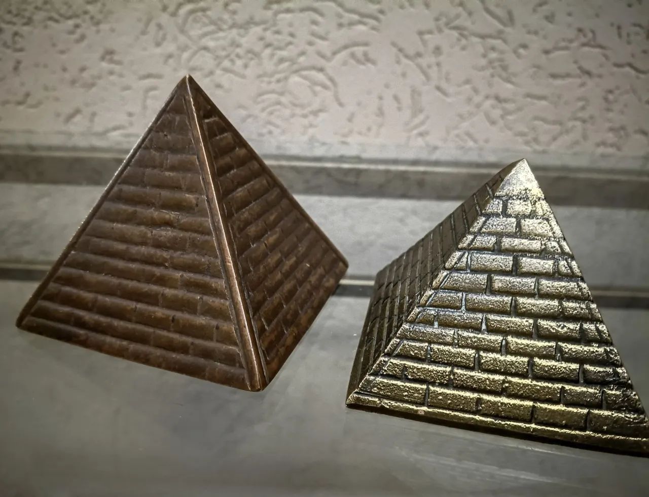 2 Pirâmides em Bronze. Vintage 