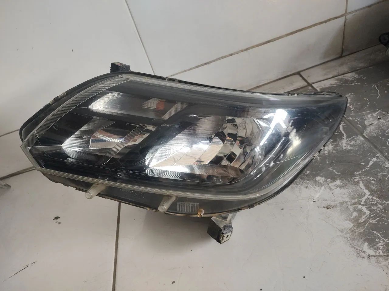 Farol S10 LT 2022 esquerdo 