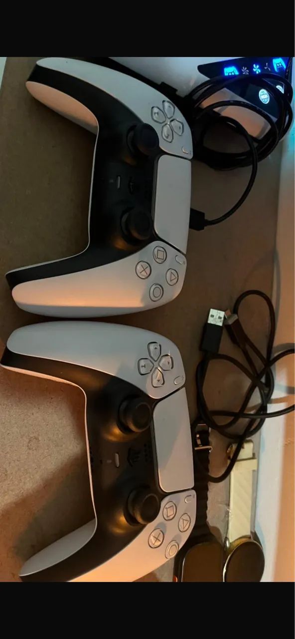 Vendo ps5 com 4 mês de uso com 2 controles e uma base  - Foto 2