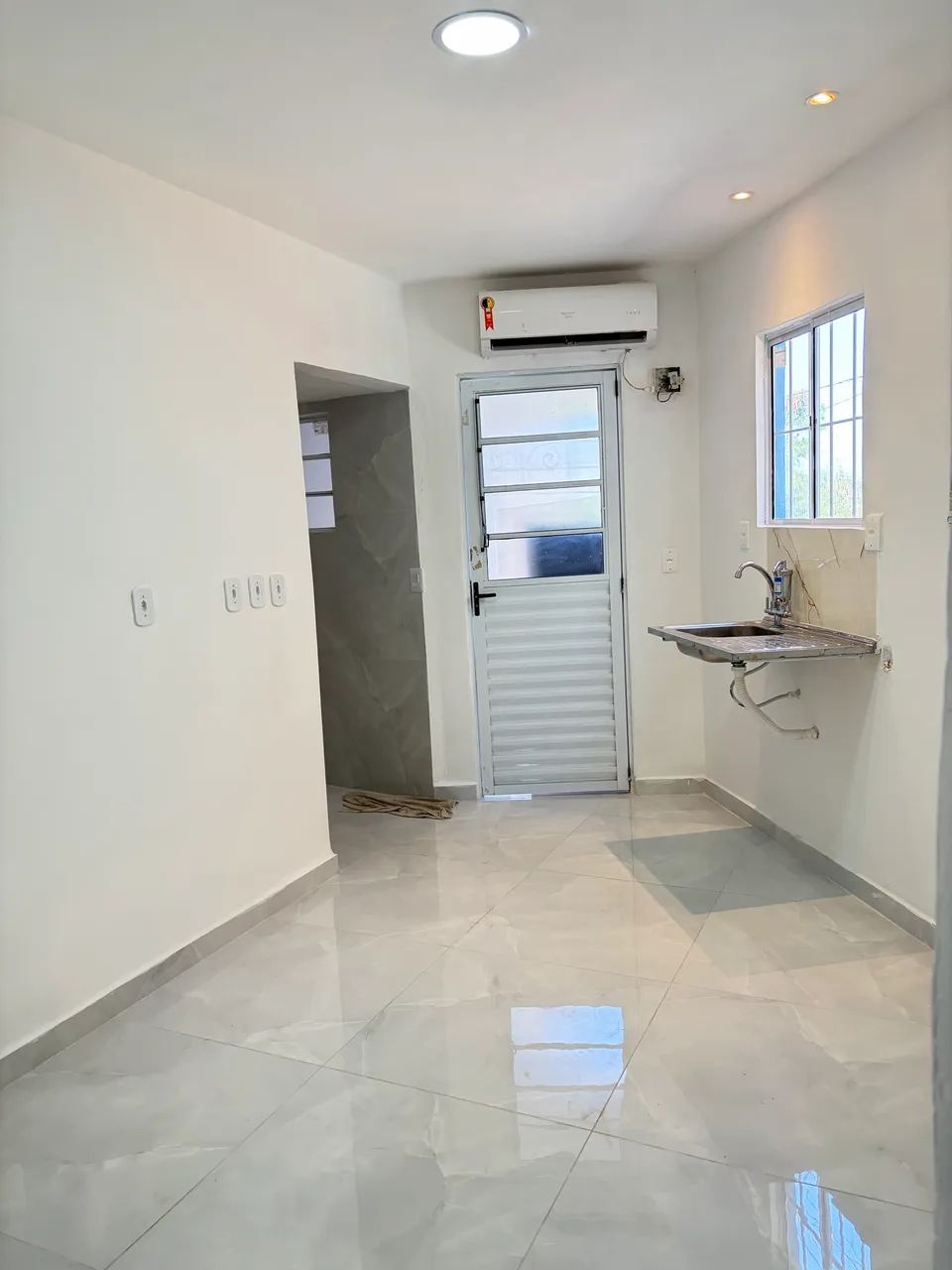 Alugo casa de 1 cômodo + cozinha + banheiro 