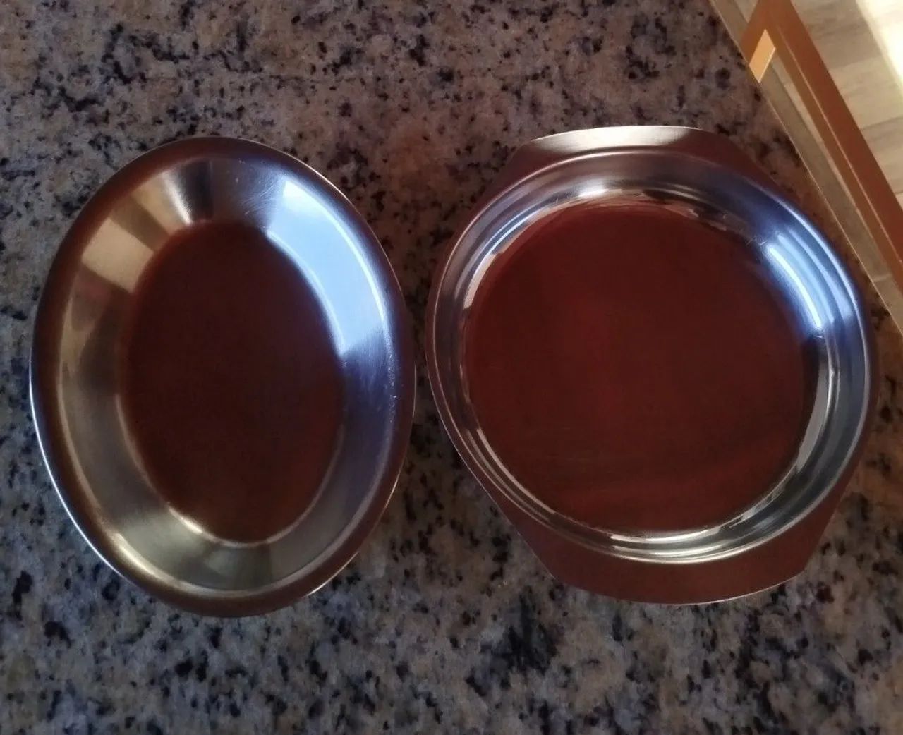 Duas travessas de aço inox 