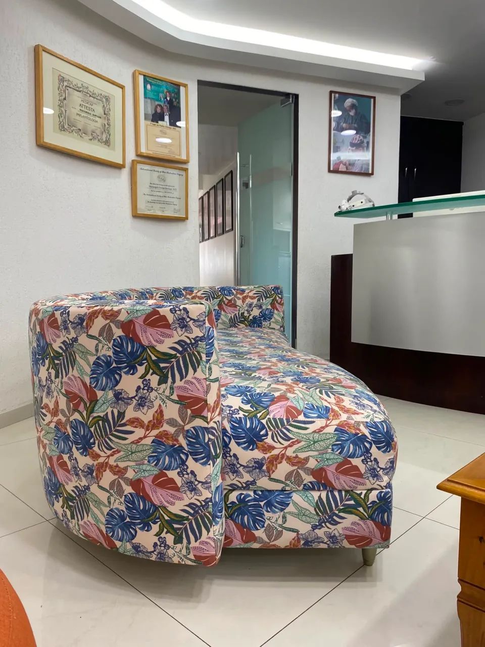 Sofá Curvo Estampado Floral - Foto 3