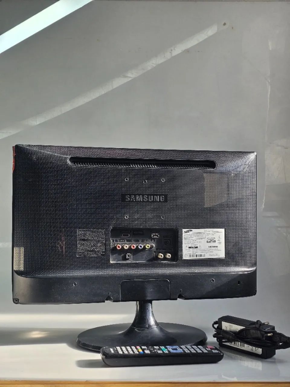 Tv 22 e monitor de pc com controle  - Foto 2