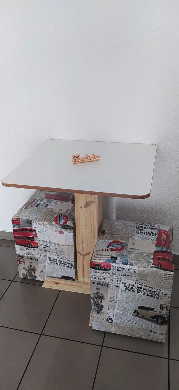 Conjunto de Mesa com 2 Puffs