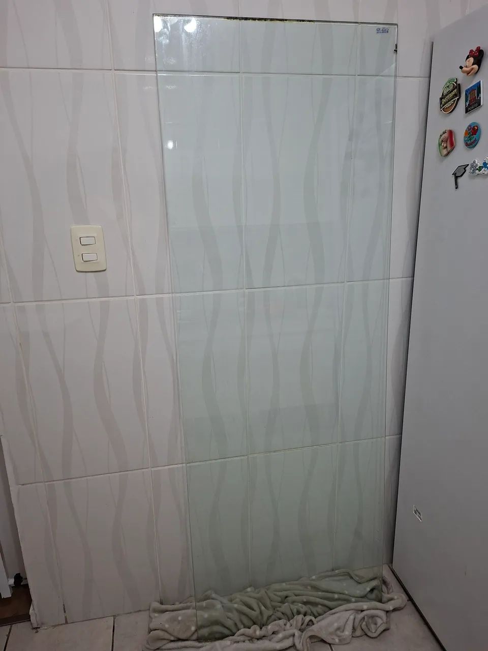 Doação de box de vidro com a folha fixa