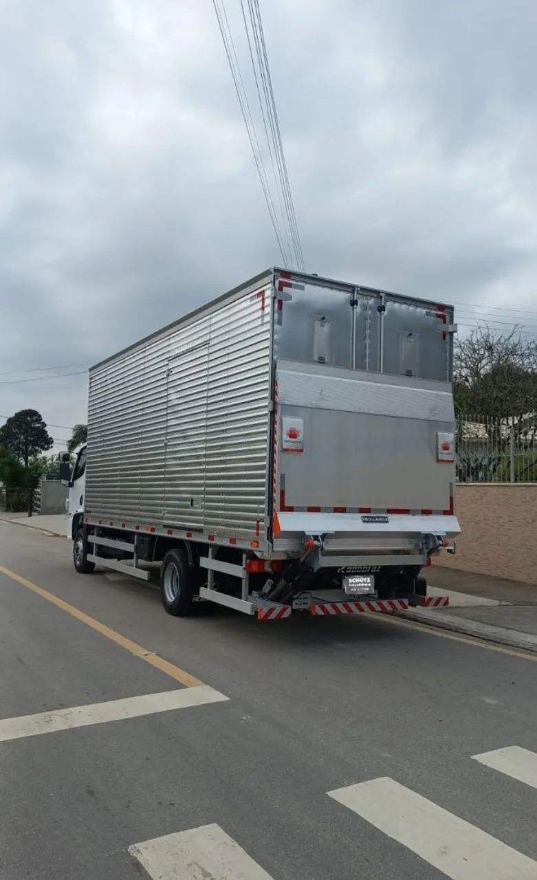 Caminhão Baú com Plataforma Elevatória Fretes Mudanças Transporte de Cargas  - Foto 4