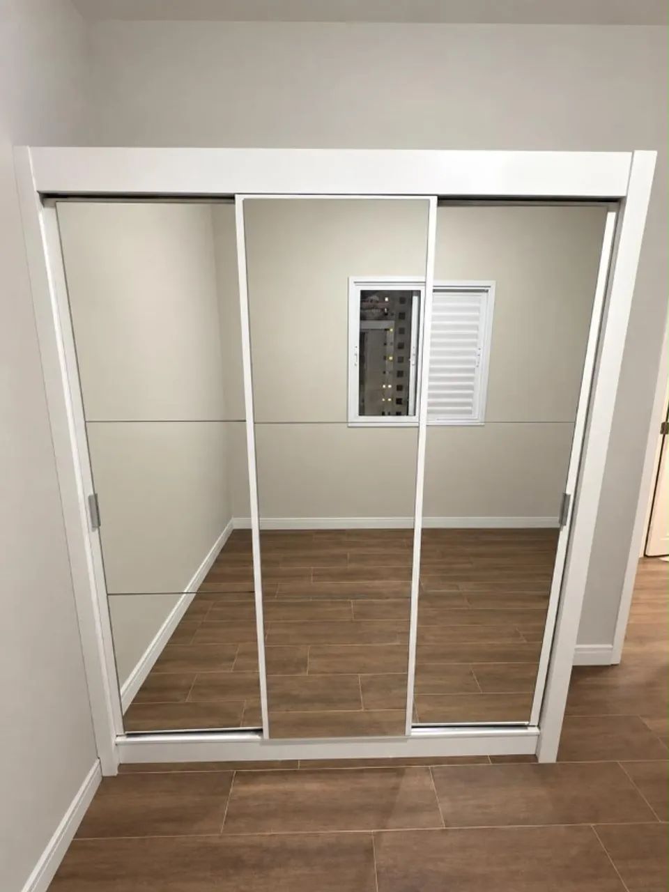 Guarda-roupas Branco com Espelho