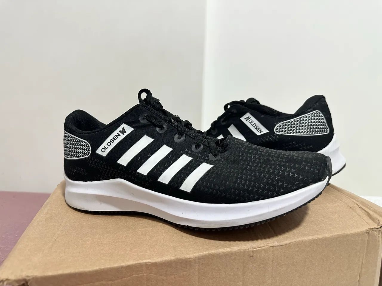 Tênis preto e branco 