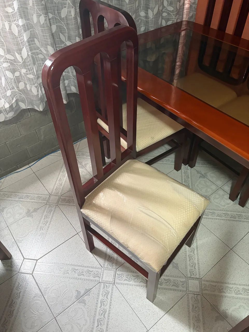 Mesa de madeira + vidro com 6 cadeiras - Foto 2