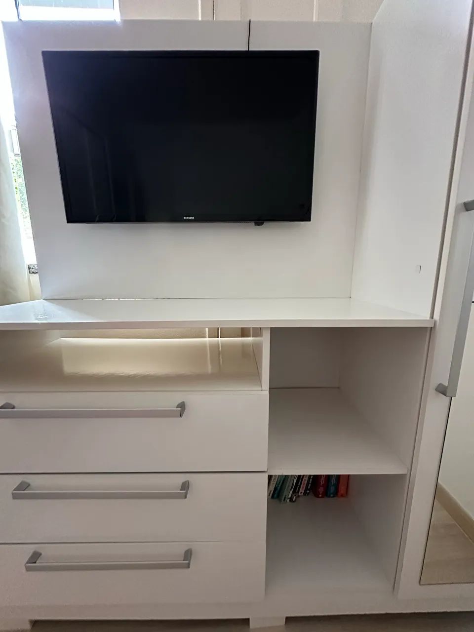 Cômoda/Estante para TV com 3 Gavetas e Espelho - Branca - Foto 5