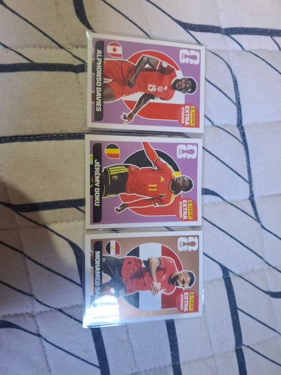 Alphonso davies e jeremy doku regular e mohamed salah bronze 