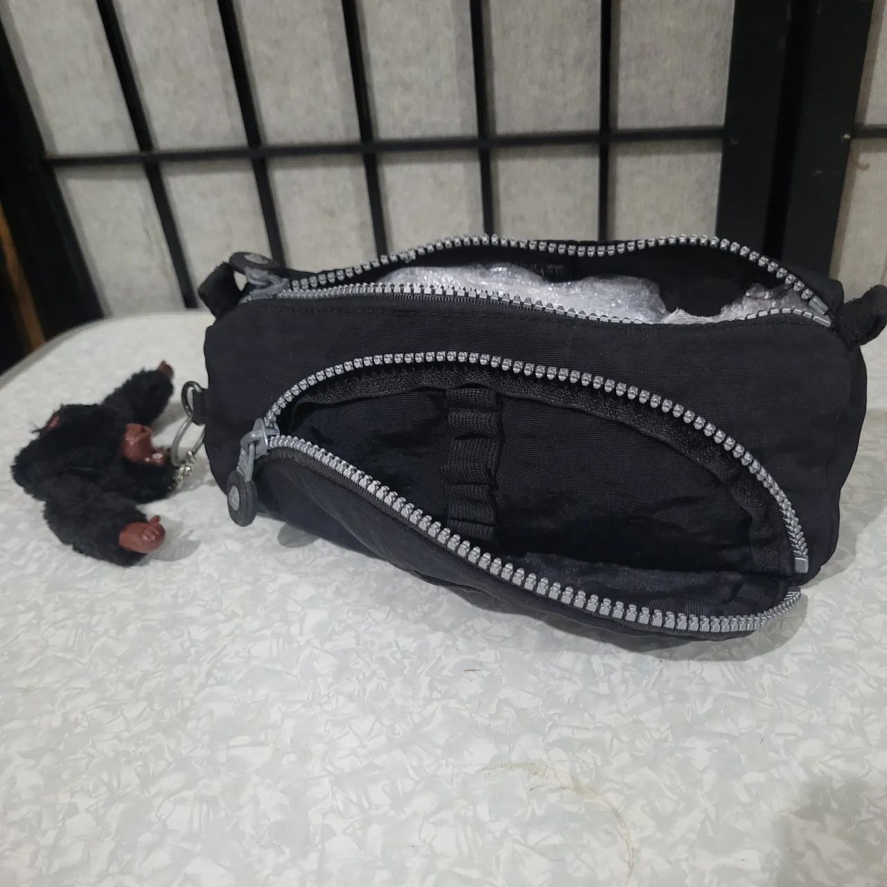 Estojo Kipling Cute preto com chaveiro. - Foto 2
