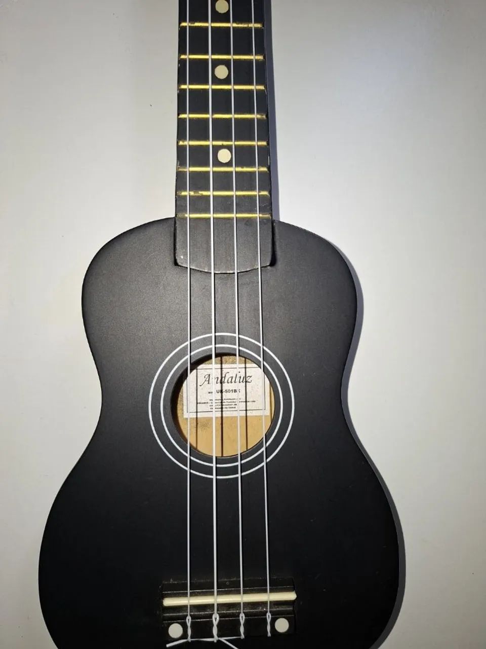 Ukulele preto em ótimo estado