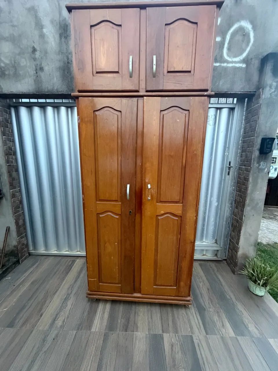 Guarda roupa de madeira 