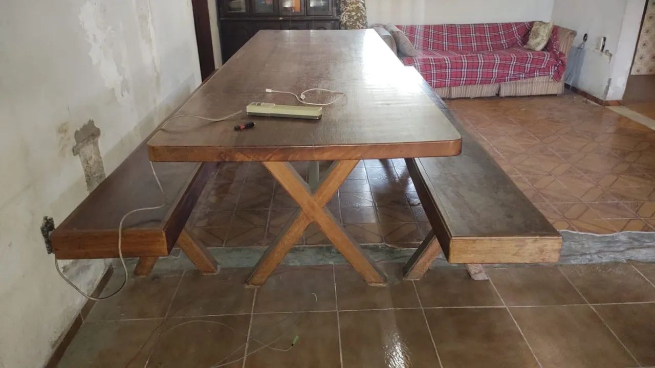 Mesa + 2 bancos (madeira maciça)