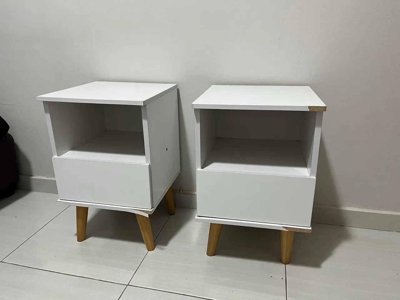 2 poltronas + 2 móveis de cabeceira  - Foto 2