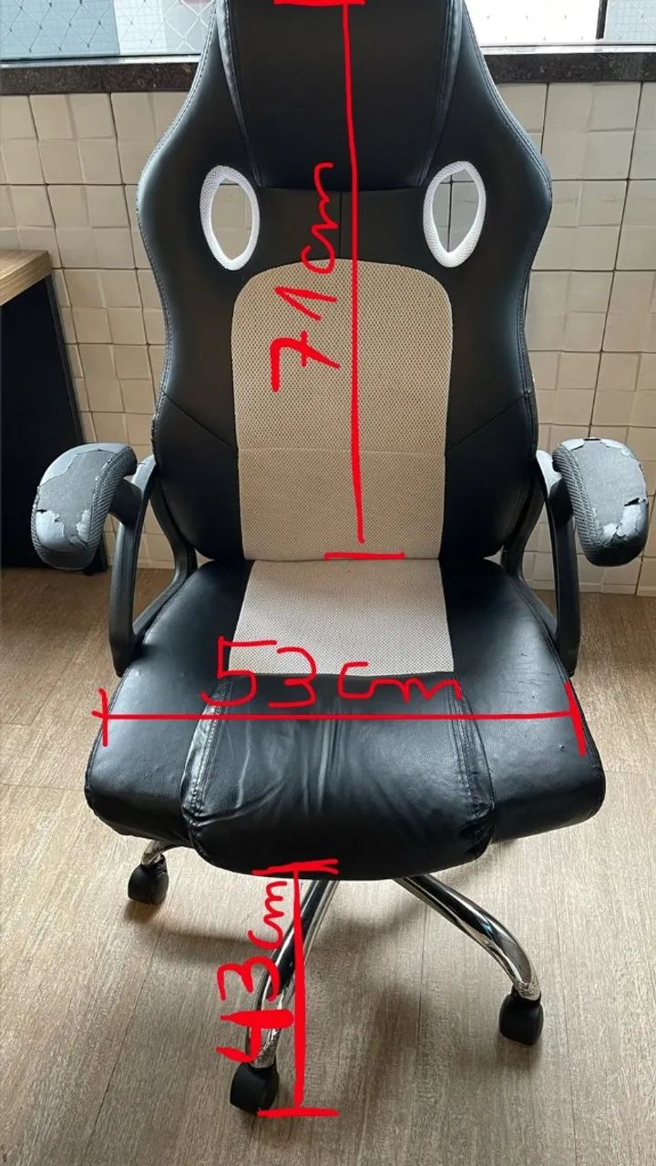 Cadeira gamer preta e branca giratória
