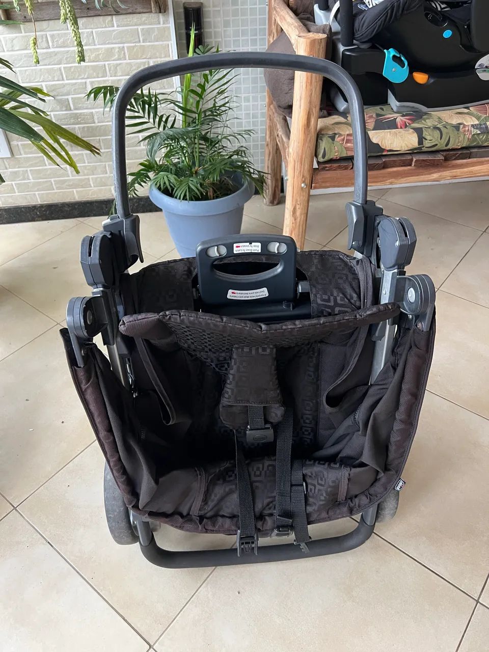 Carrinho de bebê Chicco Bravo Travel  - Foto 4