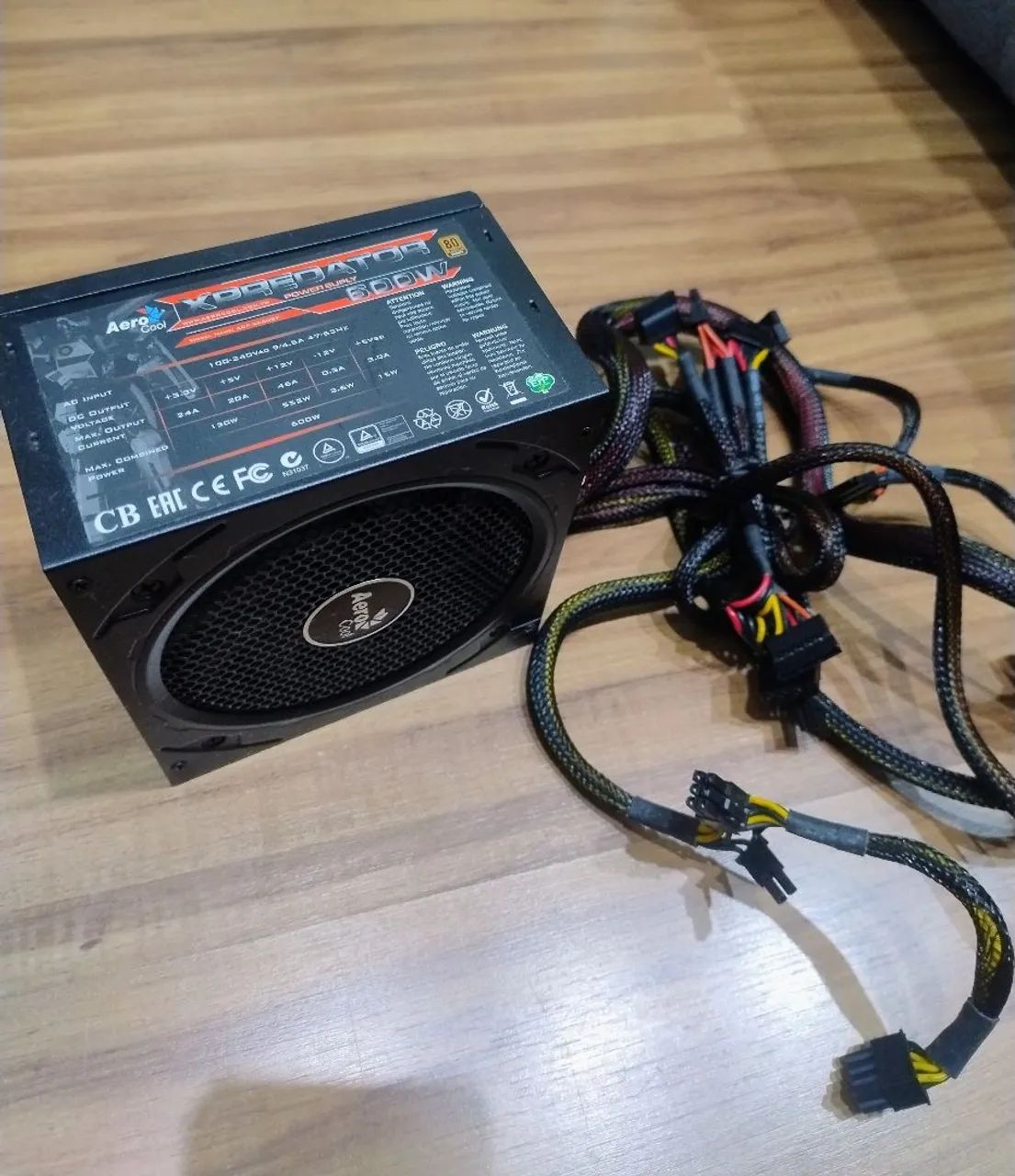 Fonte 600W AeroCool XPredator - PFC Ativo - 80 PLUS Bronze - Peças