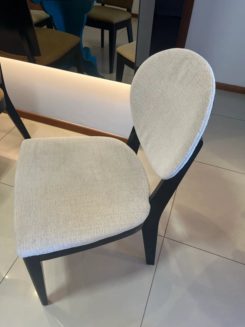 Mesa redonda de vidro 120 cm com base de madeira + 4 cadeiras - Foto 4