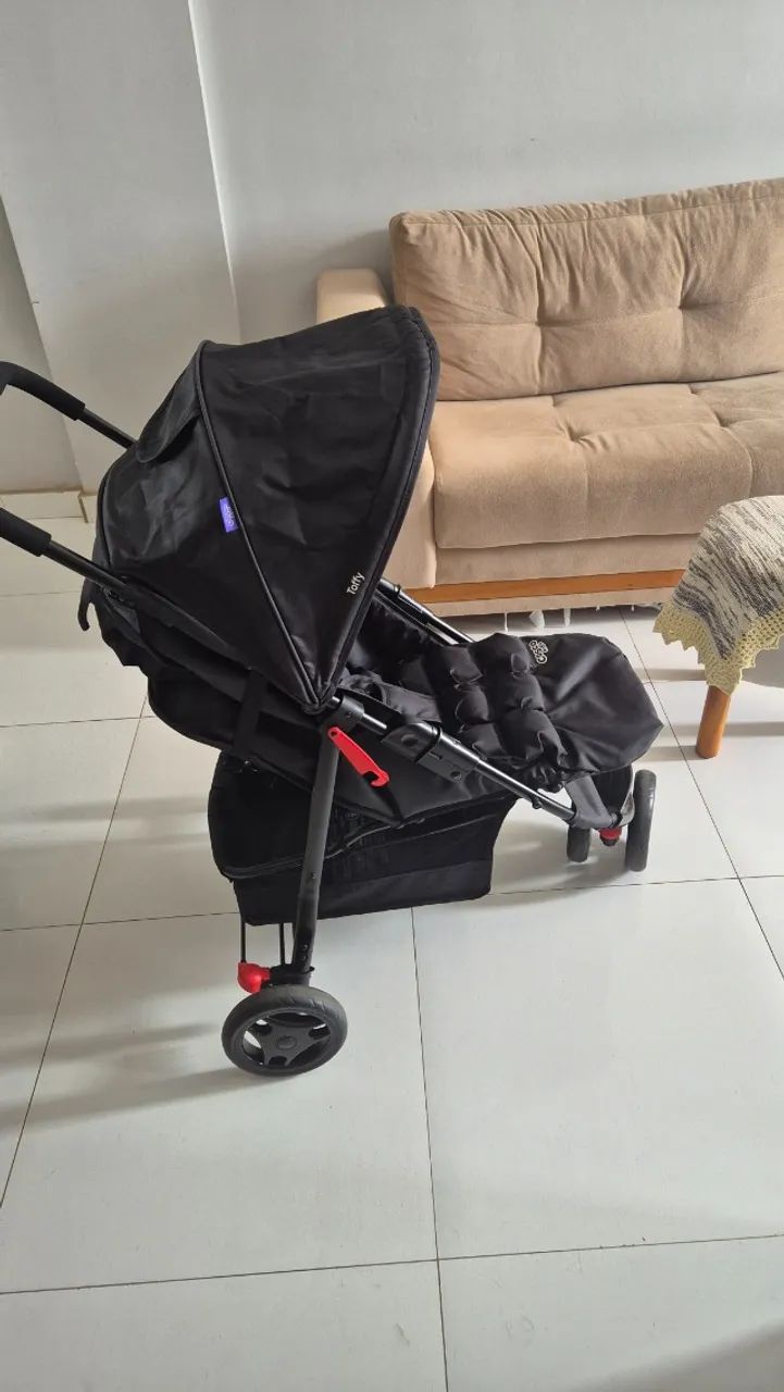 Vendo Carrinho de bebê 2 meses de uso.
