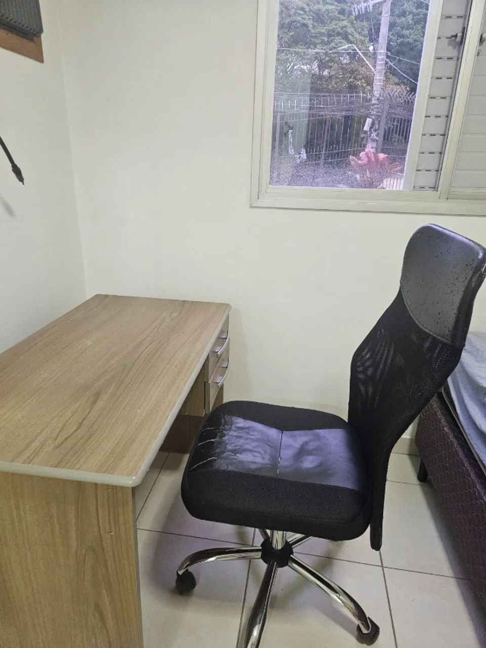 Escrivaninha R$ 200 + cadeira (doação)