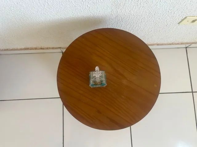Mesa de cabeceira redonda com pés em madeira - Foto 2