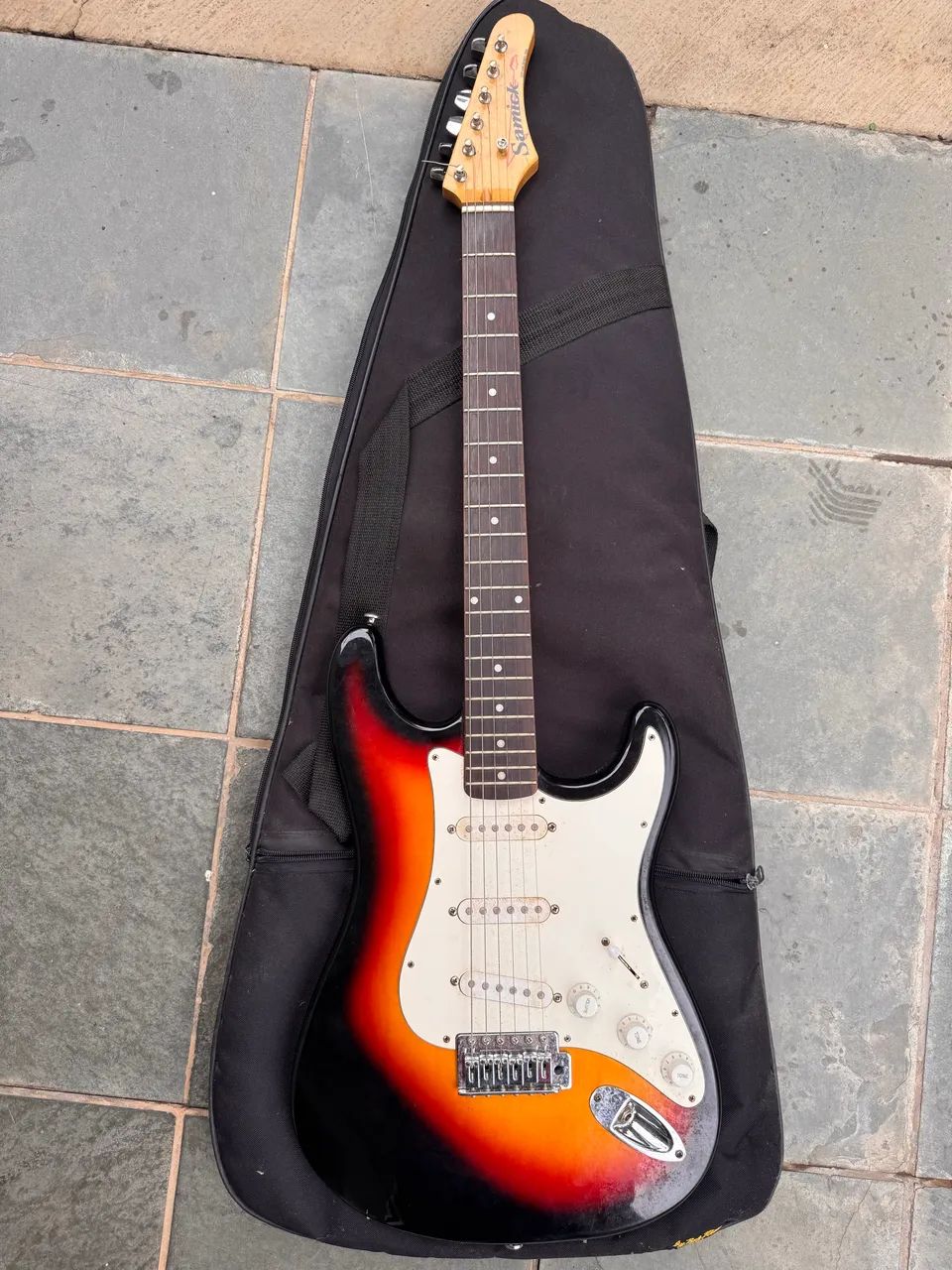 Guitarra Samick Strato Sunburst