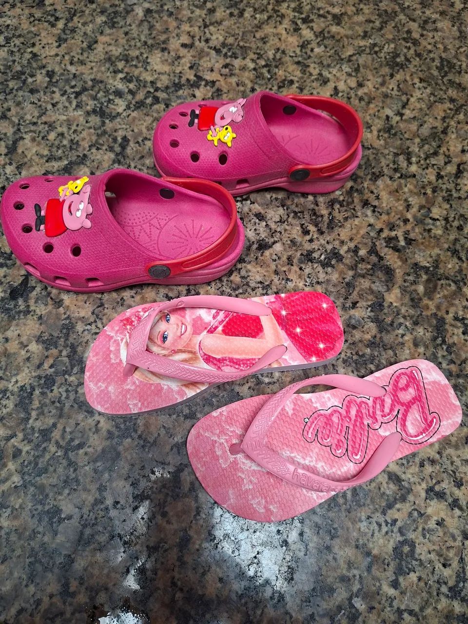 Chinelo Barbie e crocs peppa pig - Foto 3