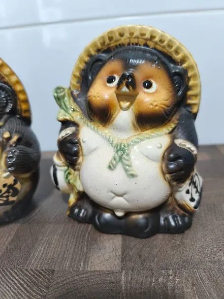 Kit 2 Tanukis Castor da Sorte e Prosperidade Japones em Porcelana