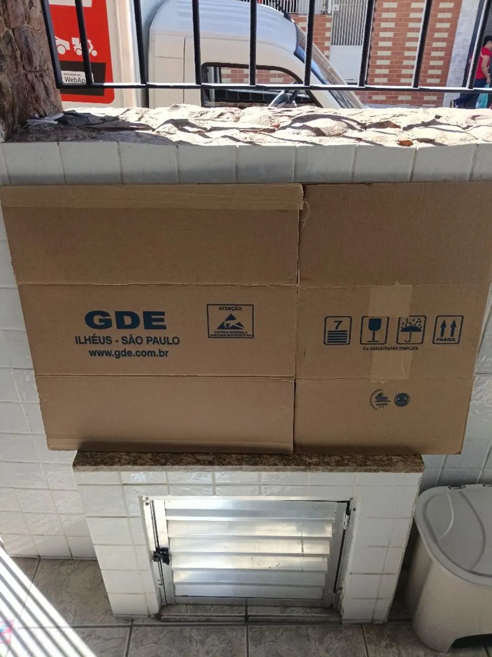 Caixa de papelão seminova usada