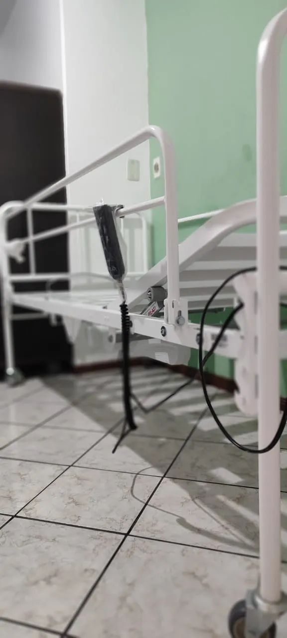 Cama Articulada Elétrica Hospitalar com colchão  - Foto 2