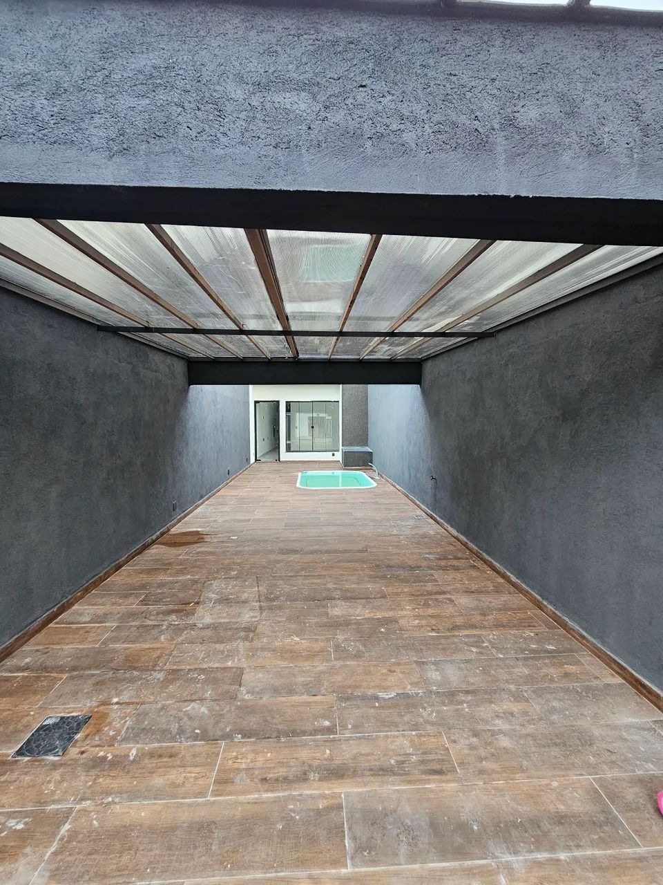 Linda casa com garagem coberta e piscina - Foto 3
