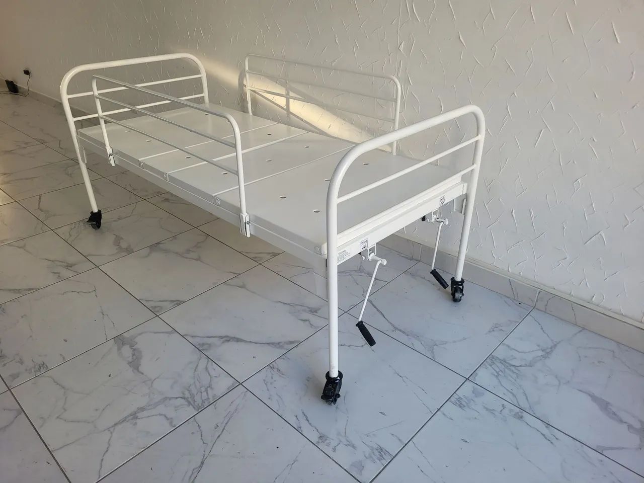 Cama hospitalar manual com 2 manivelas  - Foto 2