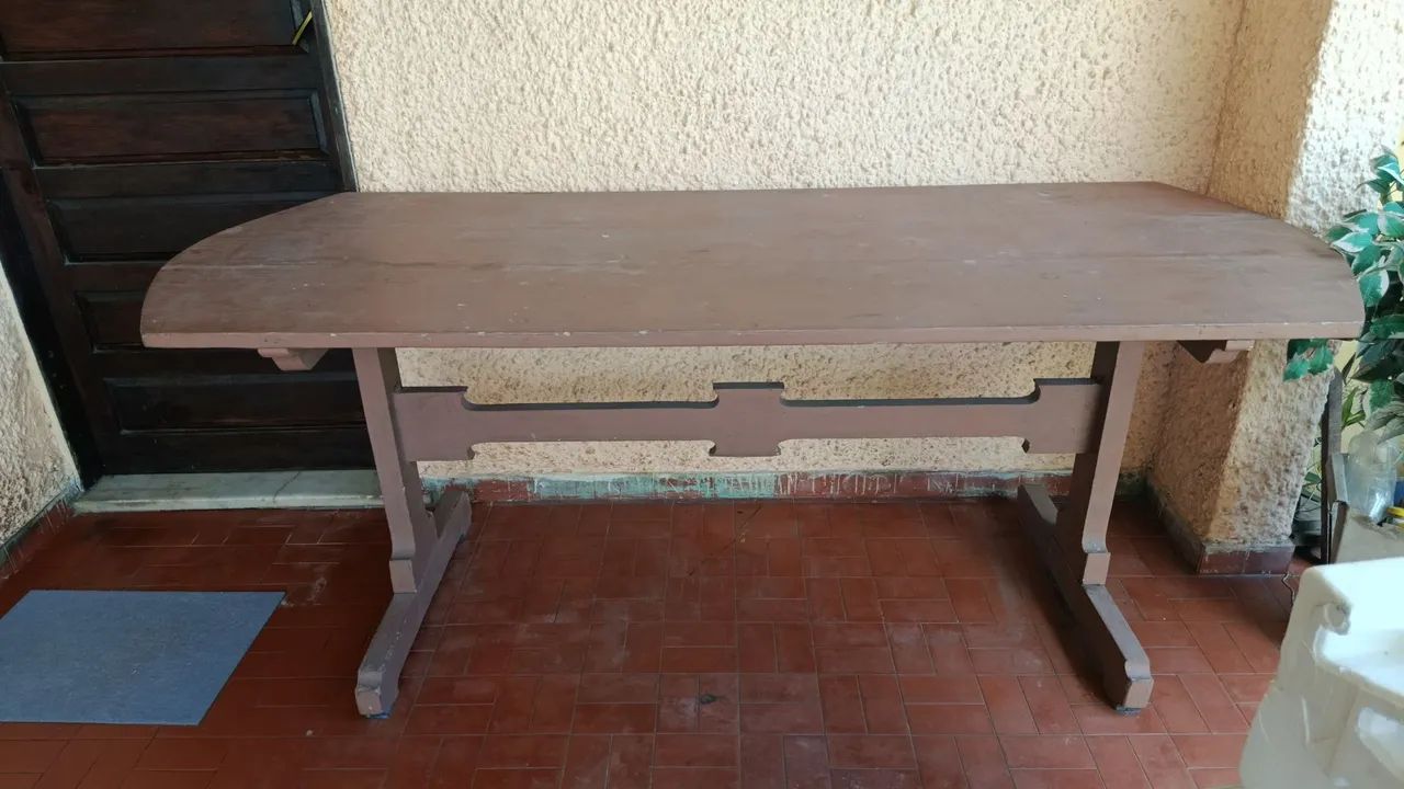 Mesa em madeira de lei 