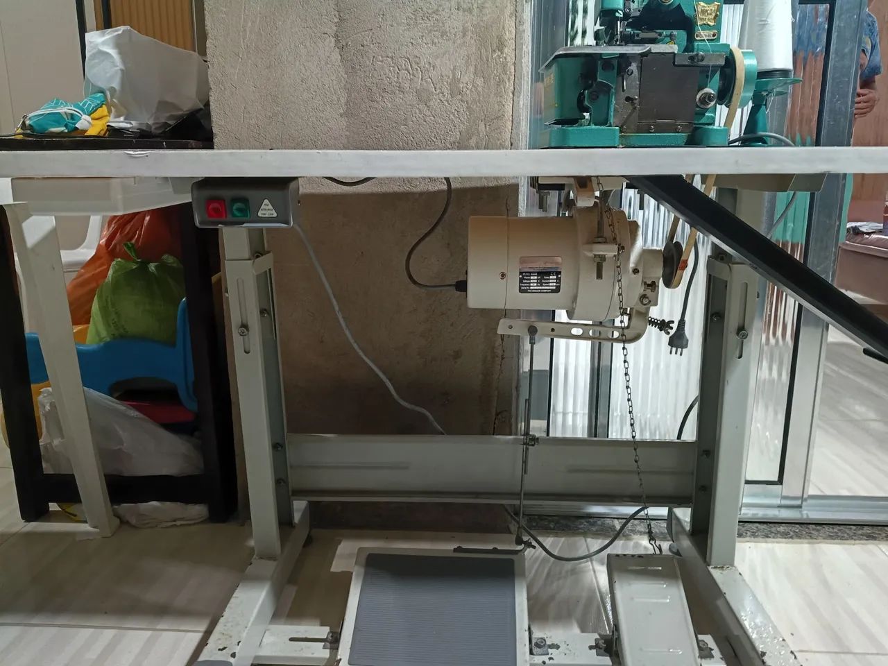 Overlock Semi Industrial Com Motor Grande Bivolt+mesa  - Foto 3
